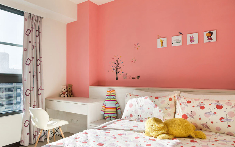 无一处不在强调北欧风的简单实用 移步卧室,木色与黑白灰继续坚守